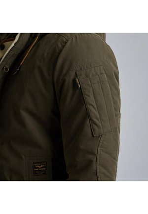 Olijfgroene jas met een gequiltde textuur, verstelbare trekkoord en een patchzak op de arm met een logo-label.