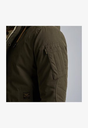 Olijfgroene jas met een gequiltde textuur, verstelbare trekkoord en een patchzak op de arm met een logo-label.