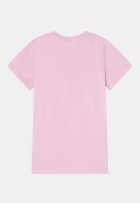 T-shirt de algodão rosa claro com mangas curtas, decote redondo e uma textura suave. A vista de trás não apresenta gráficos ou adornos.