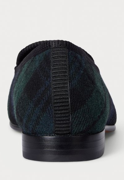 Fekete és zöld kockás slip-on cipő textúrált felső résszel, elasztikus nyakkal és sima fekete gumitalppal. A hátsó nézetből nem látható semmilyen márkázás.