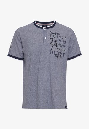 Grijze katoenen polo met een knoopsluiting, marineblauwe accenten en bedrukte tekst in zwart en wit. Korte mouwen, ontspannen pasvorm.