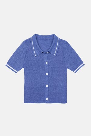 Kurzärmliges blaues Strickpolohemd mit geripptem Muster, weißem Saum an Kragen und Ärmeln sowie fünf weißen Knöpfen auf der Vorderseite.