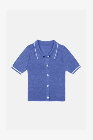 Kurzärmliges blaues Strickpolohemd mit geripptem Muster, weißem Saum an Kragen und Ärmeln sowie fünf weißen Knöpfen auf der Vorderseite.