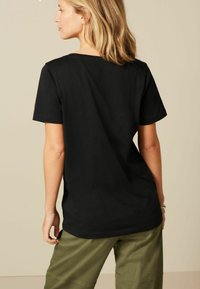 Next ESSENTIALS SHORT SLEEVE V-NECK T-SHIRT - Základné tričko - black