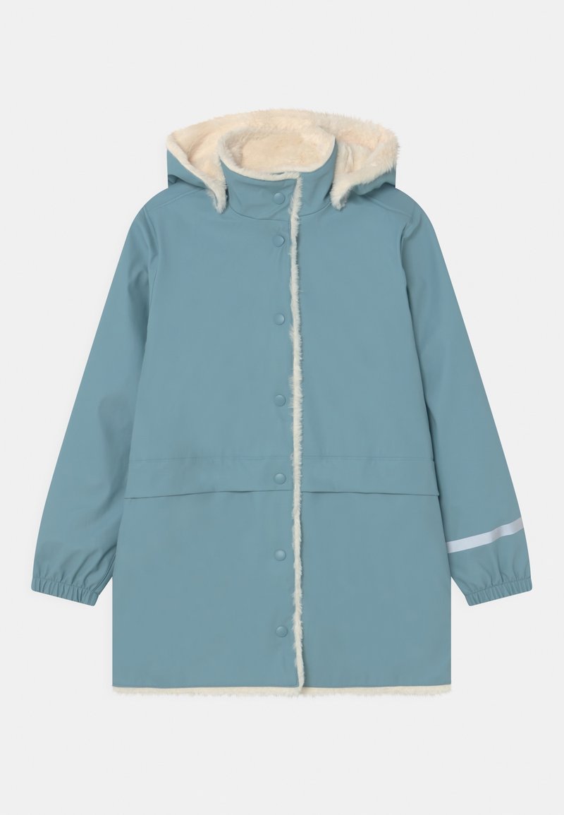 Manteau d'hiver bleu clair à capuche, doublure en fausse fourrure blanche, boutons-pression, poignets élastiques et bande réfléchissante sur la manche droite.
