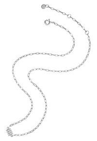 Collier en chaîne argentée avec des maillons allongés, comportant un petit groupe de pierres transparentes en guise de détail accentué. Comprend un fermoir à pince.