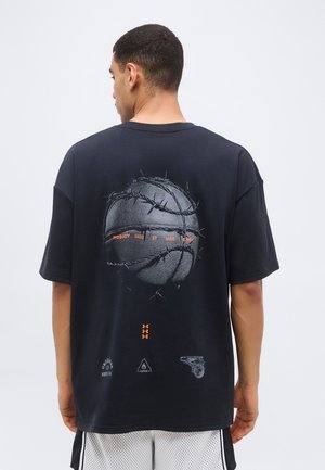 Under Armour HOOPS PHOTOREAL - T-shirt imprimé - black/team orange