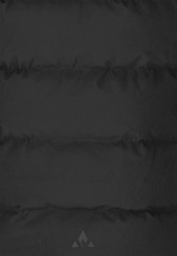 Schwarzer isolierter Stoff mit einer weichen Textur, der horizontale gesteppten Linien und ein dezentes Logo in der unteren Ecke aufweist.