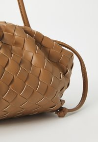 Call it Spring KIMBERLYY - Mala a tiracolo - walnut