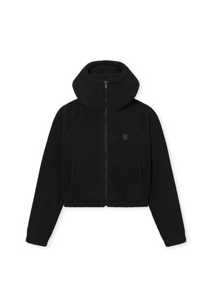 Chaqueta de forro polar negra corta con alto cuello, cierre de cremallera y dos bolsillos frontales. Textura suave con diseño minimalista y acento de logotipo.