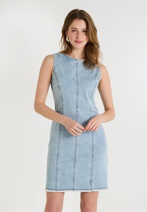 Vestido de mezclilla en azul claro, sin mangas, con costuras verticales y un dobladillo desflecado. Textura suave con un corte ajustado.