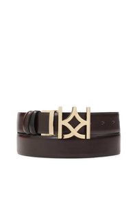 Hnedý kožený opasok so lesklou zlatou sponou s prepleteným dizajnom. Nastaviteľný pás s viacerými dierkami na prispôsobenie veľkosti.