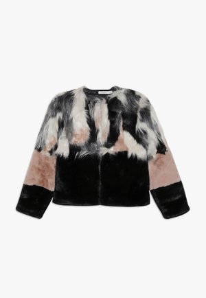 Kurtka z futerka ekologicznego z czarnymi, białymi i jasnoróżowymi blokami kolorów, puszystą teksturą, długimi rękawami i okrągłym dekoltem.