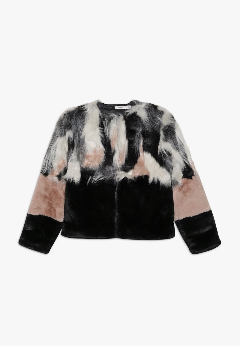 Veste en fausse fourrure avec des blocs de couleurs noir, blanc et rose poudré, une texture duveteuse, manches longues et col rond.