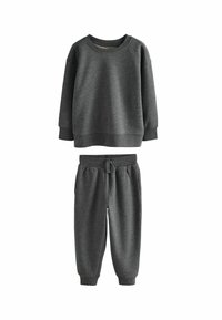 Felpa grigia e set di pantaloni jogger abbinati realizzati in morbido tessuto spazzolato. La felpa presenta un collo a giro; i pantaloni hanno un elastico in vita.