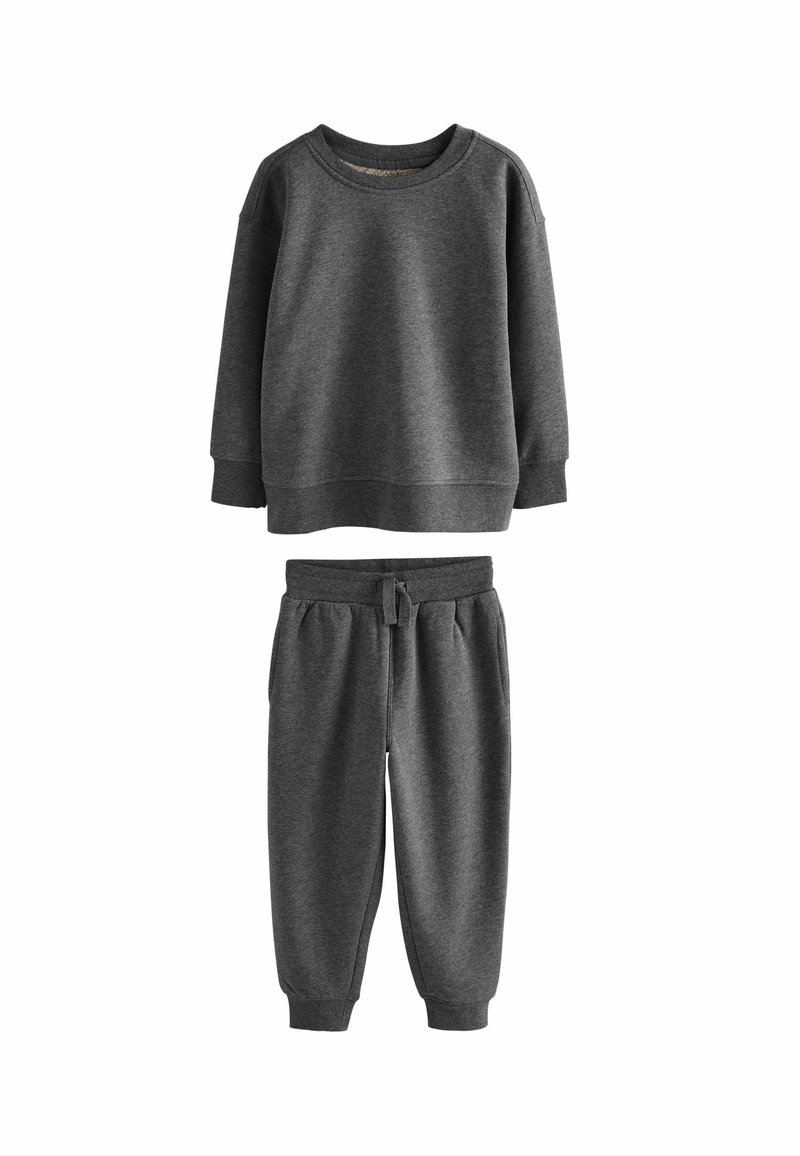 Felpa grigia e set di pantaloni jogger abbinati realizzati in morbido tessuto spazzolato. La felpa presenta un collo a giro; i pantaloni hanno un elastico in vita.