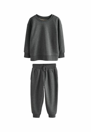 Set din hanorac și pantaloni joggers de culoare gri, realizat dintr-un material moale, periat. Hanoracul are un guler rotund, iar pantalonii dispun de un brâu elastic.