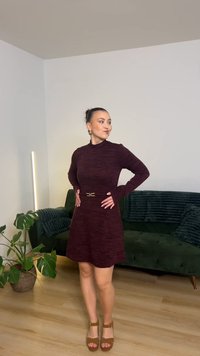 Tumši sarkana kleita ar garām piedurknēm un teksturētu virsmu, josta viduklī ar zelta metāla sprādzi. Valdzinoši kombinēta ar brūnām siksniņām aprīkotām augstpapēžu kurpēm.