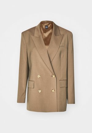 Blazer marron à double boutonnage avec des boutons dorés, revers crantés et deux poches avant ; le tissu a une texture lisse et une coupe ajustée.