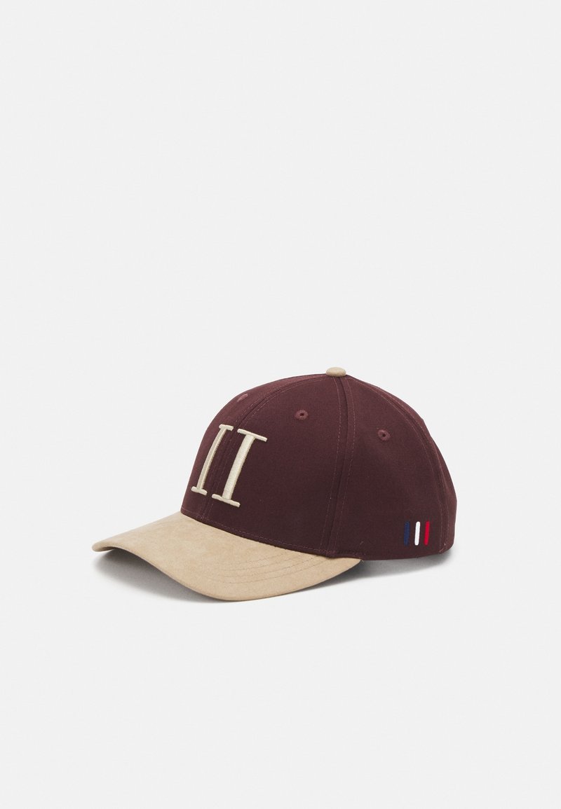 Casquette de baseball rouge foncé avec une visière beige, grand chiffre romain II à l'avant, et petites bandes bleu, blanc, rouge sur le côté.