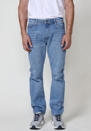 Vaqueros de denim azul claro con un diseño de pierna recta, con costuras a tono, cinco bolsillos y un cierre de botón en la cintura.