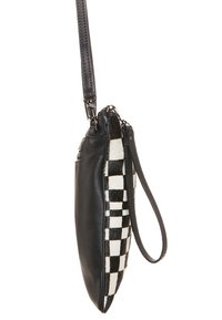 Svart läderväska med ett rutigt pälsdesign på ena sidan, med en lång rem och en slank, avlång form.