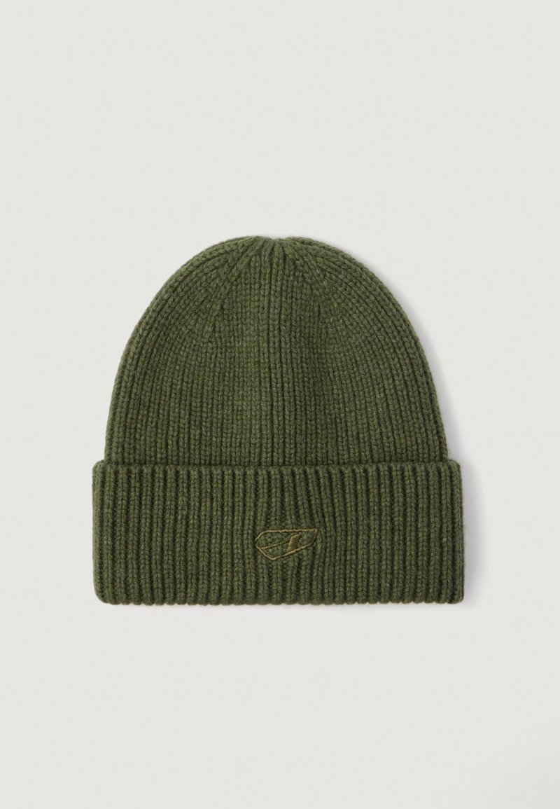 Berretto a maglia verde con texture a coste, dotato di orlo ripiegato e logo ricamato in una tonalità marrone a contrasto.