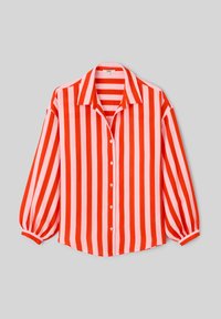 Chemise à manches longues boutonnée avec de larges rayures verticales rouges et roses et un col classique, posée à plat sur un fond gris.