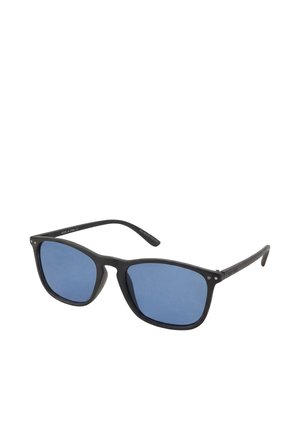 Schwarz gerahmte Sonnenbrille mit rechteckigen blau getönten Gläsern und schlanken Bügeln vor weißem Hintergrund.