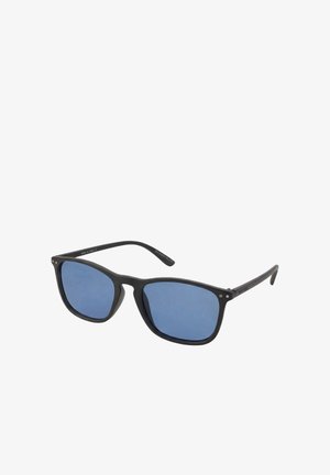 Schwarz gerahmte Sonnenbrille mit rechteckigen blau getönten Gläsern und schlanken Bügeln vor weißem Hintergrund.
