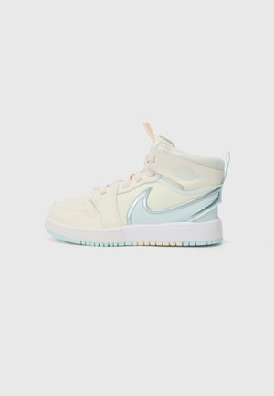 Beżowo-niebieskie wysokie sneakersy Nike z wyściełanym kołnierzem na kostkę, metalicznym niebieskim logo i białą gumową podeszwą na jednolitym tle.