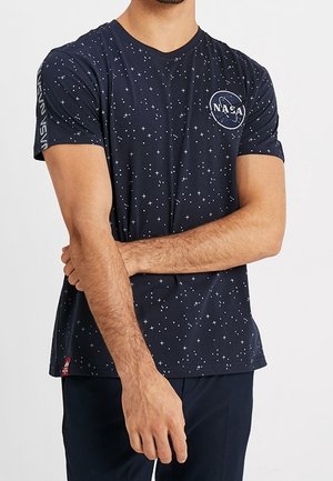 Marineblå t-shirt med stjernemønster, korte ærmer og NASA-logo på brystet. Lavet af blødt stof med rund halsudskæring.