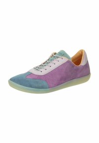 Sneaker in suede viola e blu con punta rotonda, chiusura con lacci e dettagli in pelle a contrasto. Suola in gomma e superfici texturizzate.