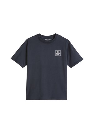 Granatowy t-shirt z krótkim rękawem z małym białym, kwadratowym logo zawierającym "M O P" na lewej piersi.