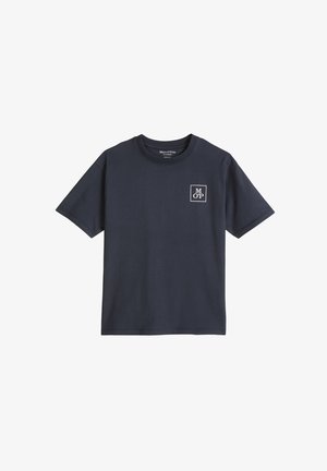Marineblauw T-shirt met korte mouwen en een klein wit vierkant logo met "M O P" op de linkerborst.