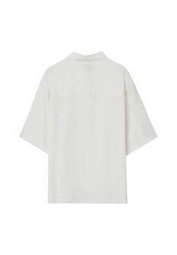 Camicia bianca a maniche corte con colletto ampio, esposta dal retro su uno sfondo bianco uniforme.