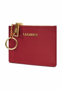 Portafoglio in pelle rossa texture con zip dorata, logo dorato "LAZAROTTI" e anello portachiavi dorato attaccato. Forma compatta e rettangolare.