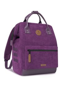 Zaino in corduroy viola con accenti in pelle, forma rettangolare, maniglie superiori per il trasporto, tasca con zip frontale e fondo testurizzato.