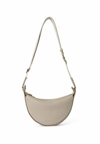 Beige læderhåndtaske med en buet, halvmåneform, der har en tekstureret overflade og en slank justerbar rem med guldhardware-accenter.