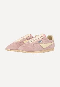 Sneaker in suede rosa con accenti beige, caratterizzate da una tomaia testurizzata, lacci crema e suola in gomma. Logo ricamato sul lato.