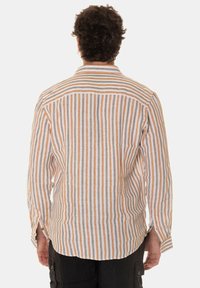 Camicia a maniche lunghe a strisce nei colori bianco, arancione e verde, con colletto classico, polsini con bottone e aperture laterali all'orlo.