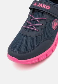 Baskets avec une tige en mesh bleu marine respirant, accents roses et semelle en caoutchouc. Comprend des lacets roses et une sangle velcro.