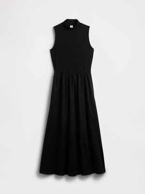 Vestido preto sem mangas com decote alto, cintura elástica e saia fluida. Feito de tecido macio com uma textura suave.