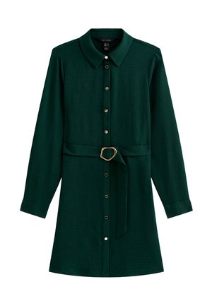 Donkergroene, lange mouwen shirtjurk van lichte stof, met een knoopsluiting aan de voorkant, een klassieke kraag en een tailleband met een gouden ringgesp.
