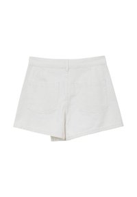 Shorts di denim bianco con una vita aderente, dotati di due tasche posteriori e un design pulito e senza cuciture. Texture liscia con una forma strutturata.