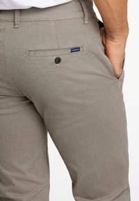 Lindbergh STRUCTURE SUPERFLEX - Chino - lt sand