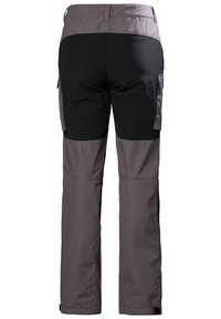 Pantalones cargo en gris y negro con un material duradero, que presentan múltiples bolsillos, un corte holgado y paneles de color contrastante en las piernas.