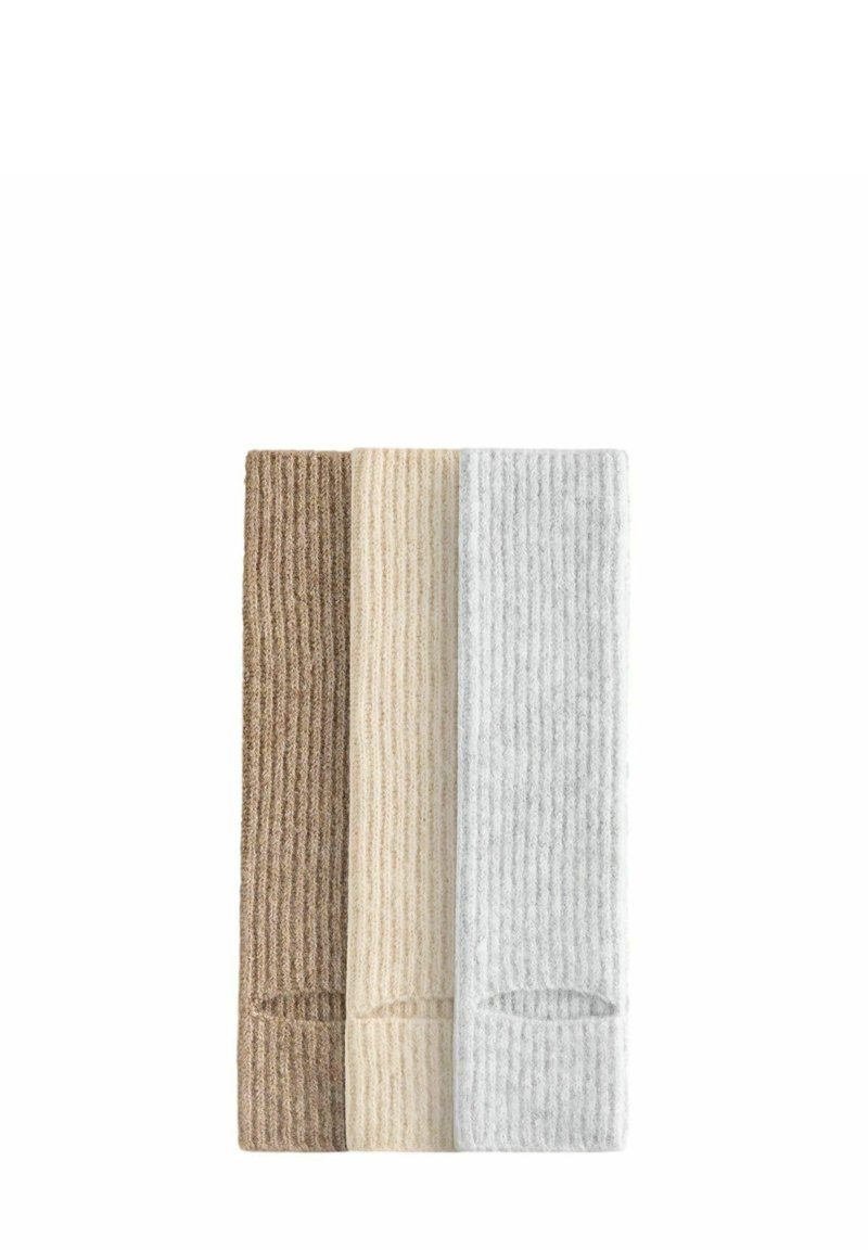 Sada tří žebrovaných pletených ponožek ve světle hnědé, béžové a světle šedé barvě, s měkkou texturou a elastickými otvorami.