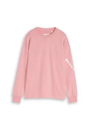 Pinkes Langarm-Rundhalssweatshirt mit gerippten Bündchen und weißem, vertikal auf dem rechten Ärmel gedrucktem Schriftzug „WORRY“.