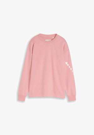 Pinkes Langarm-Rundhalssweatshirt mit gerippten Bündchen und weißem, vertikal auf dem rechten Ärmel gedrucktem Schriftzug „WORRY“.